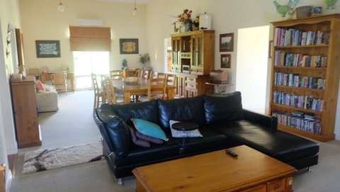 Yea Woodduck Cottage - Accommodation Gold Coast 2
