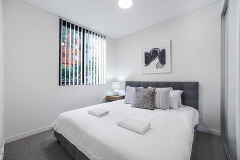 HomeHotel Walking Distance To Train & Westfield - Accommodation Gold Coast 5
