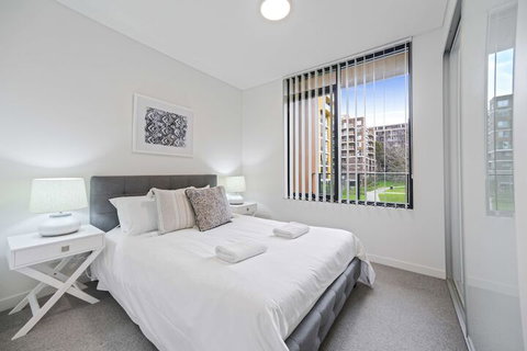 HomeHotel Walking Distance To Train & Westfield - Accommodation Gold Coast 6