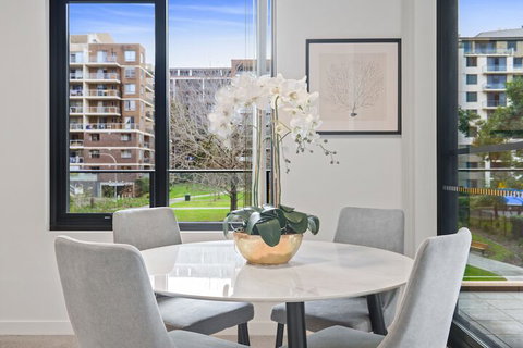 HomeHotel Walking Distance To Train & Westfield - Accommodation Gold Coast 3