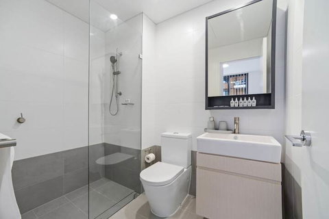 HomeHotel Walking Distance To Train & Westfield - Accommodation Gold Coast 4