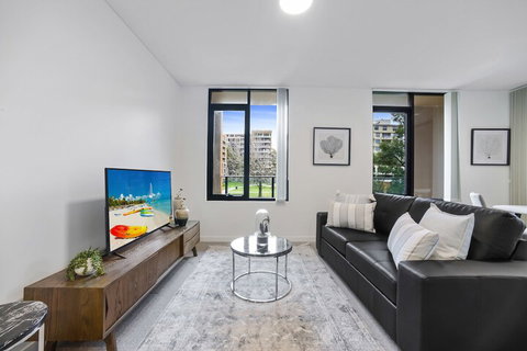 HomeHotel Walking Distance To Train & Westfield - Accommodation Gold Coast 2