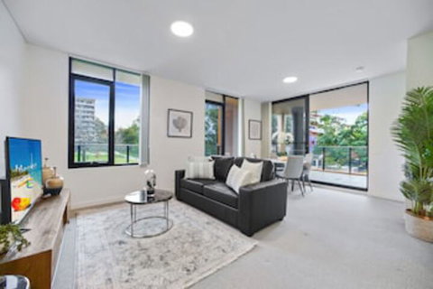 HomeHotel Walking Distance To Train & Westfield - Accommodation Gold Coast 0