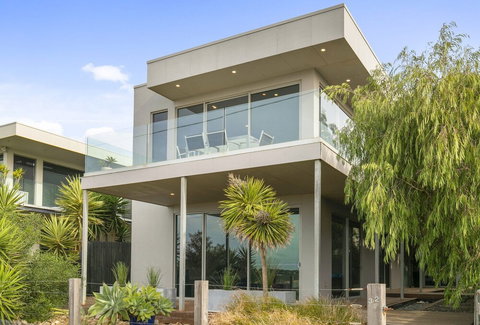 Grossard Point The Lighthouse Ventnor - Accommodation Gold Coast 0