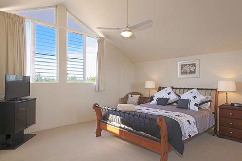 1 / 17 22nd Ave Sawtell NSW - Gold Coast 4U 2