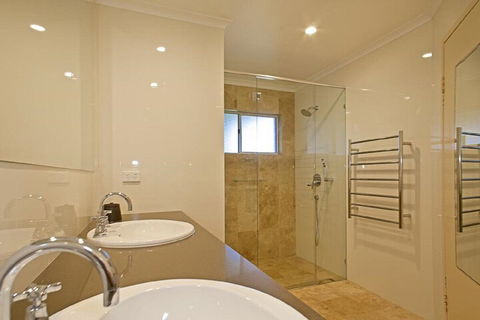 1 / 17 22nd Ave Sawtell NSW - Gold Coast 4U 6