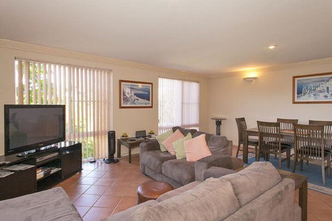 1 / 17 22nd Ave Sawtell NSW - Gold Coast 4U 5