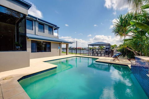 Gold Coast Stunning Waterfront Retreat By Hostrelax - Accommodation Gold Coast 1