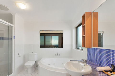 EXCLUSIVE OCEAN VIEW PENTHOUSE On MARINE PARADE - Accommodation Gold Coast 5