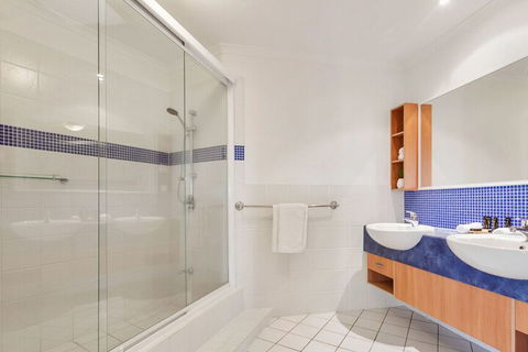 EXCLUSIVE OCEAN VIEW PENTHOUSE On MARINE PARADE - Accommodation Gold Coast 1