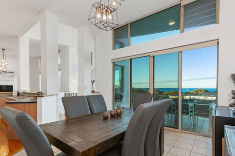 EXCLUSIVE OCEAN VIEW PENTHOUSE On MARINE PARADE - Accommodation Gold Coast 4
