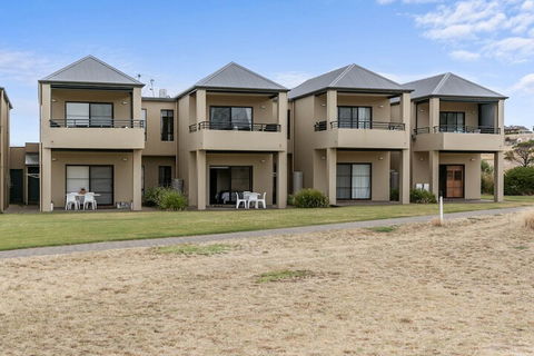 Front 9 Then Dine 3 / 61 St. Andrews Boulevard - Gold Coast 4U 5