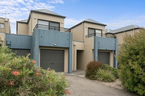 Front 9 Then Dine 3 / 61 St. Andrews Boulevard - Gold Coast 4U 1