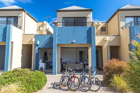 Front 9 Then Dine 3 / 61 St. Andrews Boulevard - Gold Coast 4U 3