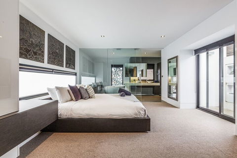 Luxury Designer Townhouse Parking - Accommodation Gold Coast 1