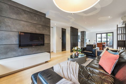 Luxury Designer Townhouse Parking - Accommodation Gold Coast 7