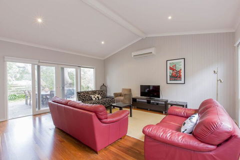 Breezes PET Friendly - Accommodation Gold Coast 4