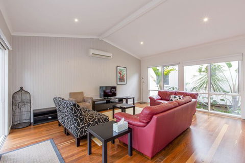 Breezes PET Friendly - Accommodation Gold Coast 5