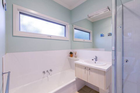 Breezes PET Friendly - Accommodation Gold Coast 2