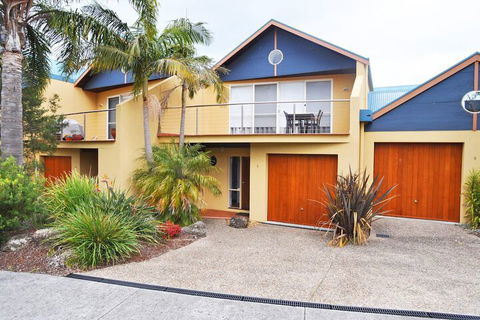 THE Sails 8 Linen Included Central Location - Accommodation Gold Coast 1
