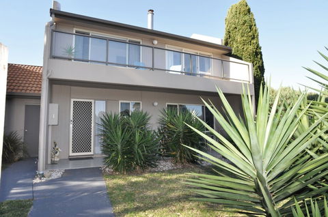 THE Esplanade 4 Free Wifi & Foxtel - Accommodation Gold Coast 0