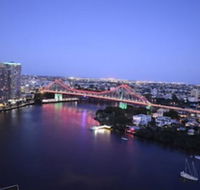 CBD African Charm Story Bridge  River Views - Gold Coast 4U