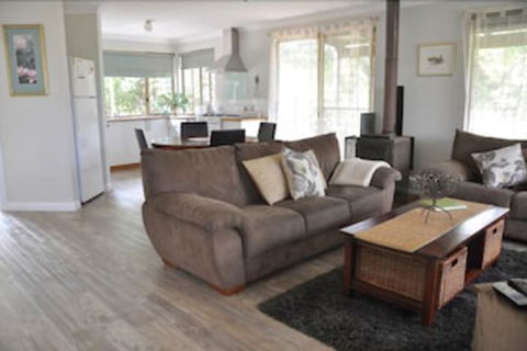 Bettenay Loft Spa Apartment & Lakeview Chalets - Gold Coast 4U 3