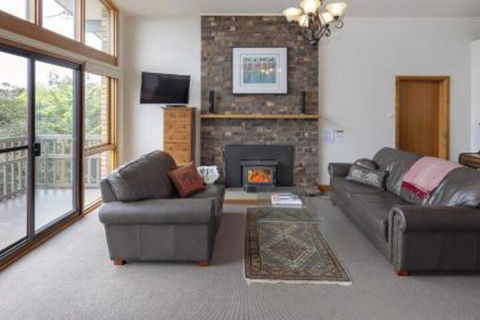 Alpine House Views Over Lake Jindabyne & The Snowy Mountains - Accommodation Gold Coast 4