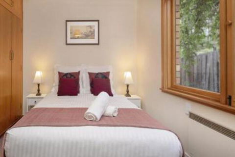 Alpine House Views Over Lake Jindabyne & The Snowy Mountains - Accommodation Gold Coast 2