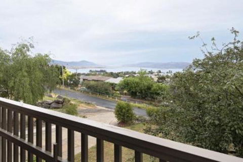 Alpine House Views Over Lake Jindabyne & The Snowy Mountains - Accommodation Gold Coast 1
