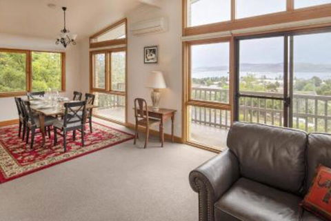 Alpine House Views Over Lake Jindabyne & The Snowy Mountains - Accommodation Gold Coast 6