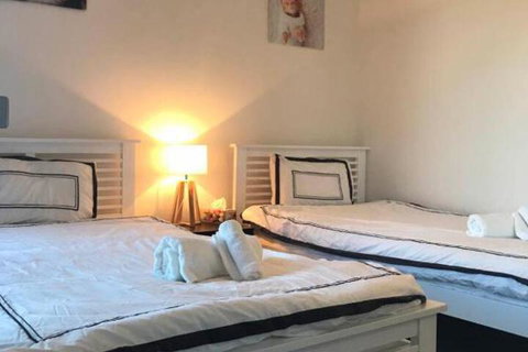 Luxury Apt With 2BR Plus 2Bath - 1 Gold Coast 2