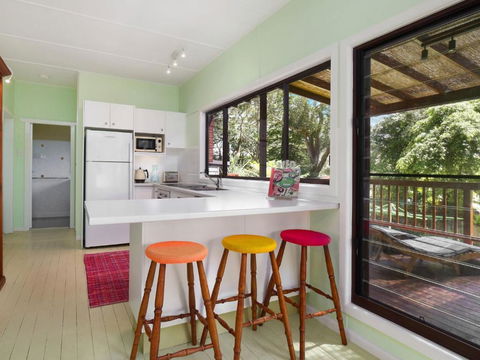 Retro Vibes 18 Norahview Street Bateau Bay - Gold Coast 4U 3