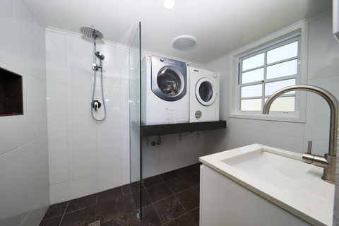 Paradise Bungalow Waterfront - Accommodation Gold Coast 3