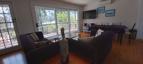 Paradise Bungalow Waterfront - Accommodation Gold Coast 6