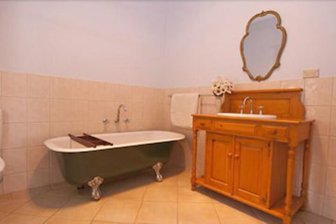 Charlie Bates Cottage - Accommodation Gold Coast 3