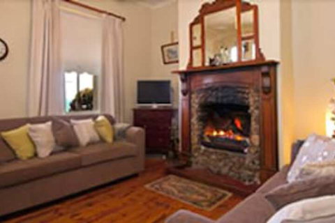 Charlie Bates Cottage - Accommodation Gold Coast 2