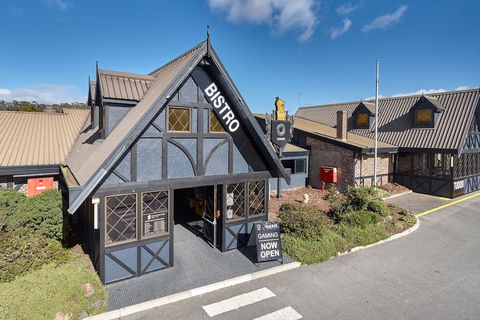 Olde Tudor Hotel - Accommodation Gold Coast 1