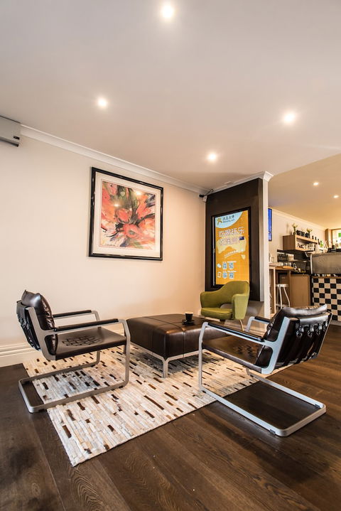 The Waverley International Hotel - Accommodation Gold Coast 4