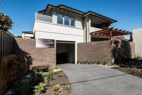 The Waverley International Hotel - Accommodation Gold Coast 0