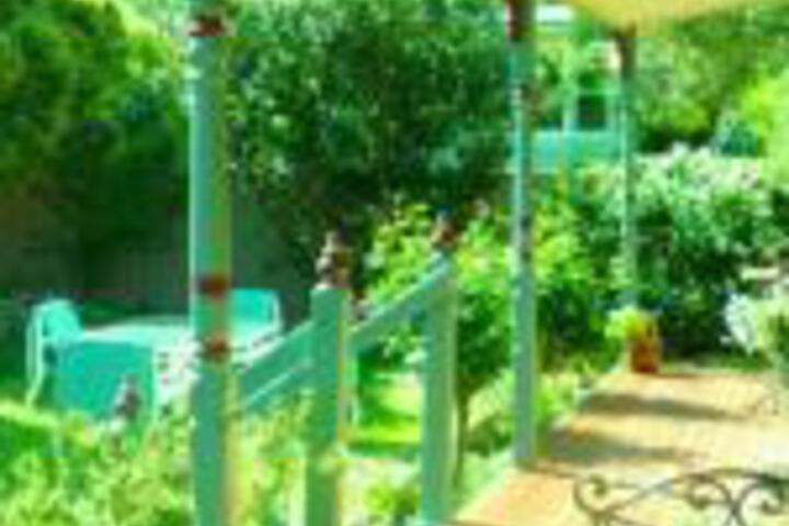 Dixie VIC Gold Coast 4U