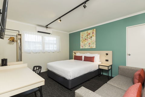 Nightcap At Balaclava Hotel - Gold Coast 4U 4