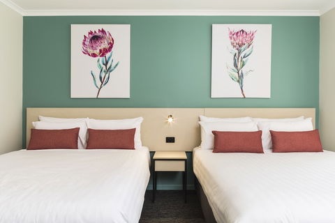 Nightcap At Balaclava Hotel - Gold Coast 4U 5