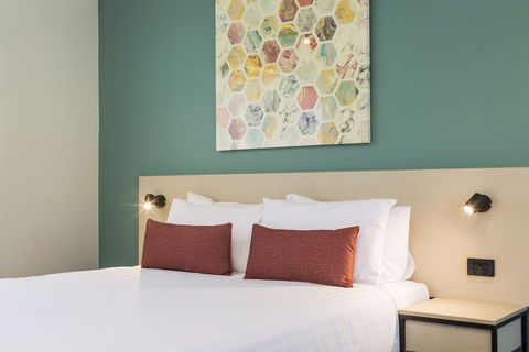 Nightcap At Balaclava Hotel - Gold Coast 4U 3