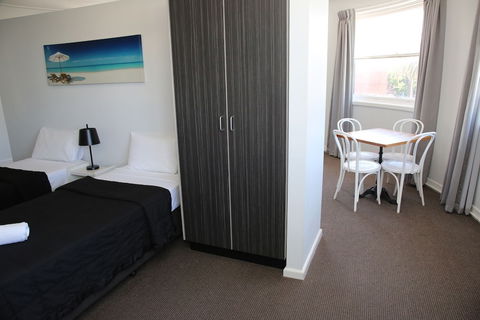 The Lakes Hotel - Gold Coast 4U 4