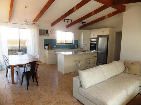 TERRIFIC On TAMARA CRESCENT - Accommodation Gold Coast 3