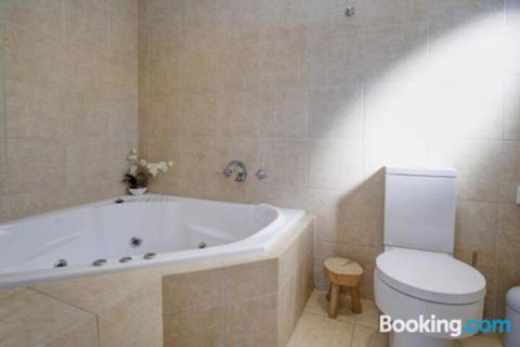 ROCKPOOL (4 Night Min) - Accommodation Gold Coast 4