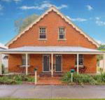 Eliza 1875 Red Brick Duplex Townhouse - Gold Coast 4U