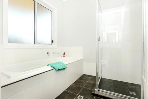 High Tide Wallaroo Beachfront Property Pet Friendly - Gold Coast 4U 2