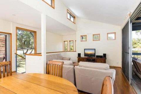 Blue Poles (Pets Allowed) - Accommodation Gold Coast 2